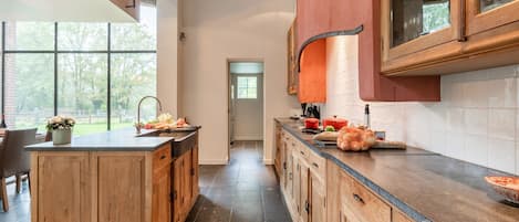 Hus | Eget kjøkken | Mikrobølgeovn, ovn og oppvaskmaskin