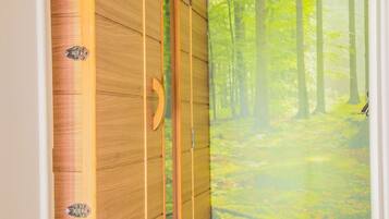 5 habitaciones, muebles diferentes y ropa de cama