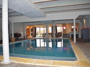 Sisätiloissa sijaitseva uima-allas, josta on esteetön näkymä ympäröivään maisemaan. Altaan yhteydessä on myös oleskelualue ja takka.