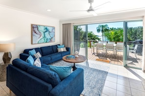 TV - Sunset Waters 19 Hamilton Island - golf buggy and transfers (Hamilton Island)