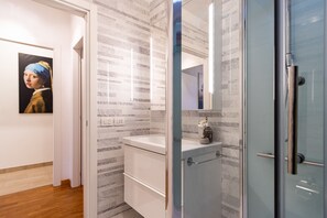 Shower, hair dryer, bidet, towels