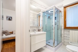 Dusche, Haartrockner, Bidet, Handtücher