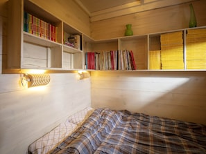 1 bedroom, bed sheets