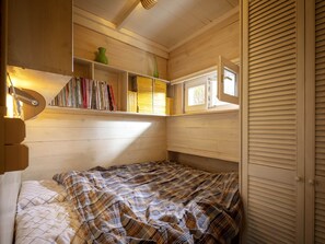 1 bedroom, bed sheets