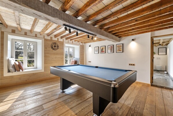 House | Game room