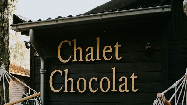 Puinen rakennus, jonka julkisivussa on kyltti, jossa lukee ”Chalet Chocolat”.