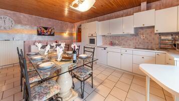 House | Dapur peribadi | Cerek elektrik, pembakar roti, kerusi tinggi