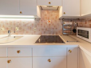 Hus | Eget kjøkken | Vannkoker, brødrister, høy barnestol og kjøkkenutstyr