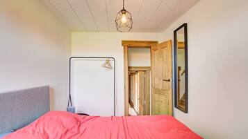 House | 6 bedrooms, individually furnished, bed sheets