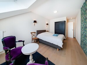 8 chambres, ameublement personnalisé, fer et planche à repasser