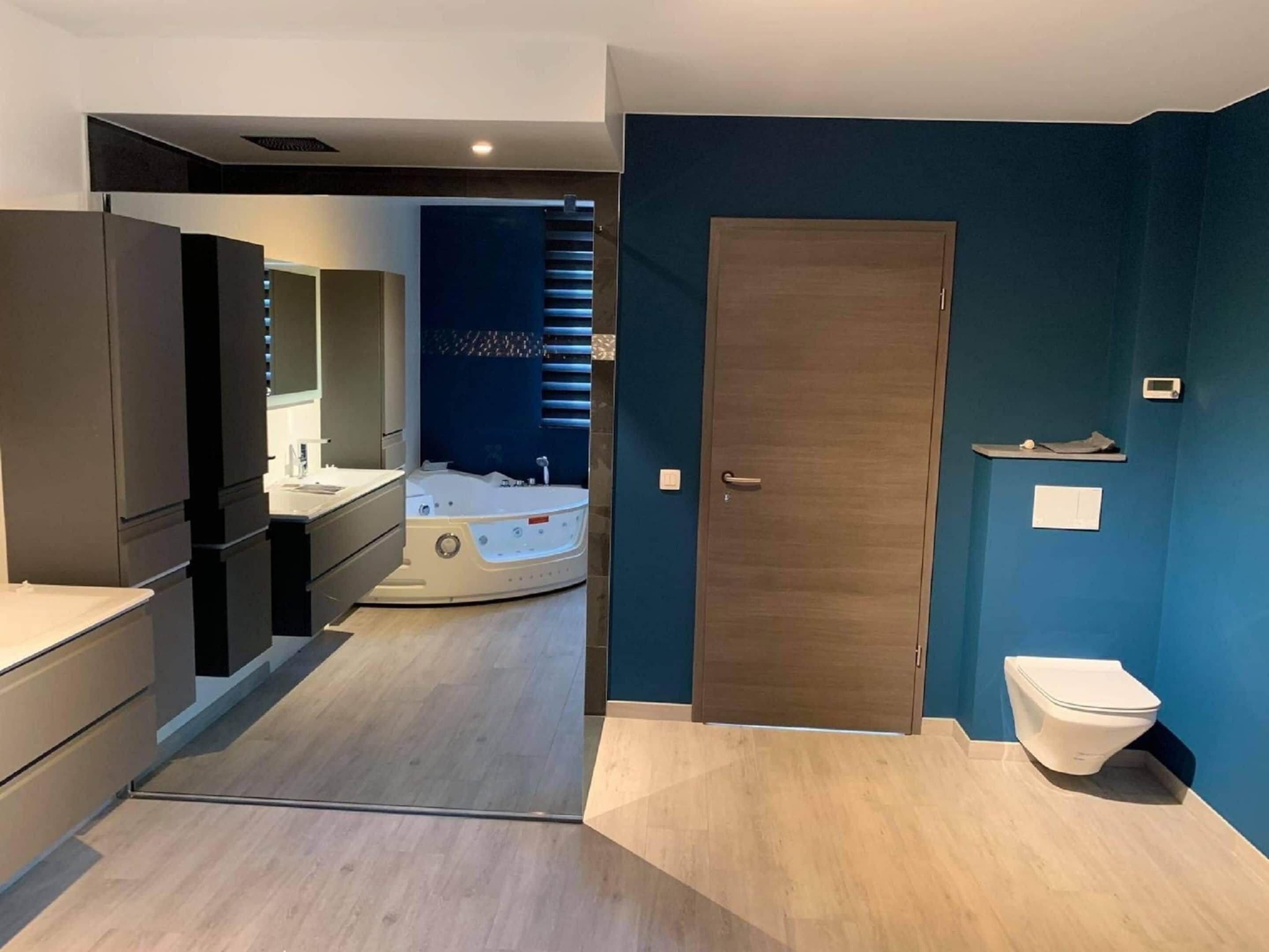 Une salle de bain moderne équipée d’une baignoire, de toilettes et d’un espace douche.
