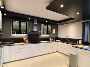 House | Private kitchen | Electric kettle, highchair