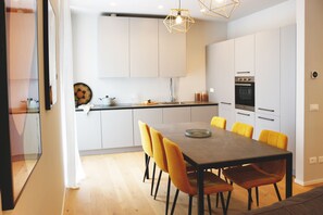 Superior appartement | Privékeuken | Een koelkast, een microgolfoven, een oven, een kookplaat