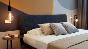 Ein modernes Schlafzimmer mit Bett, Nachttischen und einem geometrischen Wandmuster.