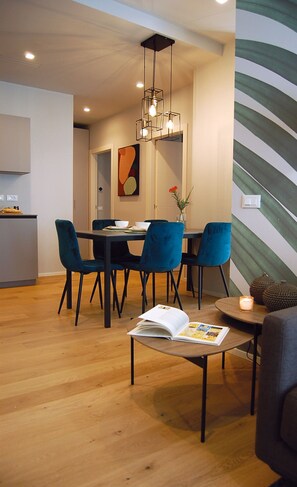 Business-Apartment | Wohnbereich | 55-Zoll-Smart-TV mit Digitalempfang