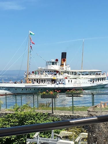 vue panoramique, grand balcon, plein soleil, lumineux et fonctionnel,parking.