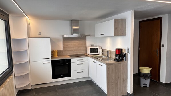 Kühlschrank, Mikrowelle, Ofen, Herdplatte