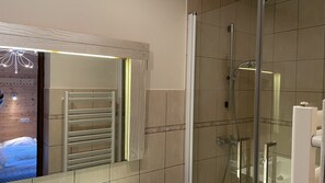 Secador de pelo, toallas, papel higiénico