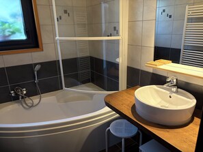 Hair dryer, towels, toilet paper - Panoramic view, large balcony, full sun, bright and functional, parking. (Morzine)