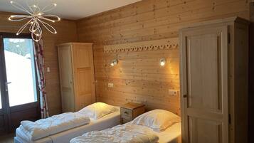 2 habitaciones, tabla de planchar con plancha, wifi y ropa de cama