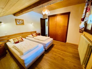 2 habitaciones, tabla de planchar con plancha, wifi y ropa de cama