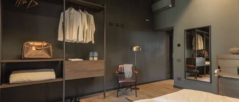 Une chambre à coucher moderne avec un lit, une armoire, une chaise et un miroir.