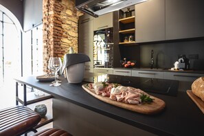 Deluxe Apartment | Private kitchen | Fridge, microwave, oven, stovetop - AR Tribeca Loft (Bergamo)