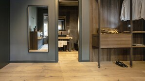 Une chambre moderne avec une armoire en bois, un miroir et un plancher en bois.