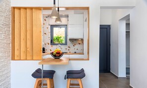 Deluxe suite, 1 slaapkamer, privézwembad, uitzicht op bergen | Dineren op de kamer