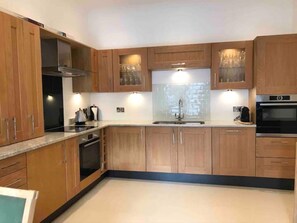 冷蔵庫、電子レンジ、食器洗い機、ダイニングテーブル