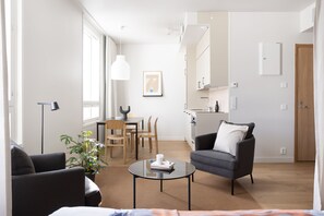 Skrivebord, blendingsgardiner, lydisolert og strykejern/-brett