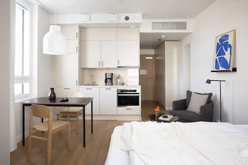 Schreibtisch, Verdunkelungsvorhänge, schallisolierte Zimmer