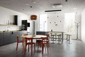 Full-sized fridge, microwave, oven, stovetop