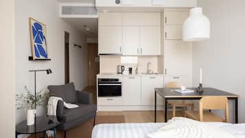 Full-size fridge, microwave, oven, stovetop