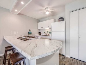 Fridge, microwave, oven, stovetop - Peaceful Retreat W/Lanai and Kitchen-Molokai Shores (Kaunakakai)