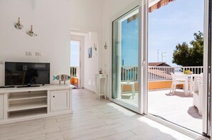 Fernseher, Tischfußball, Bücher