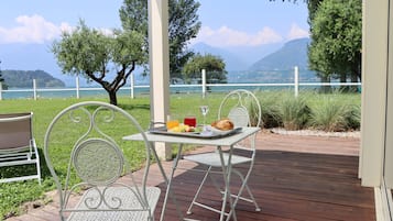 Lake Room Double or Twin Room | Terraza o patio