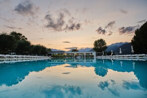 Seasonal outdoor pool, pool umbrellas, sun loungers - Seven Park Hotel Lake Como - Adults Only (Colico)