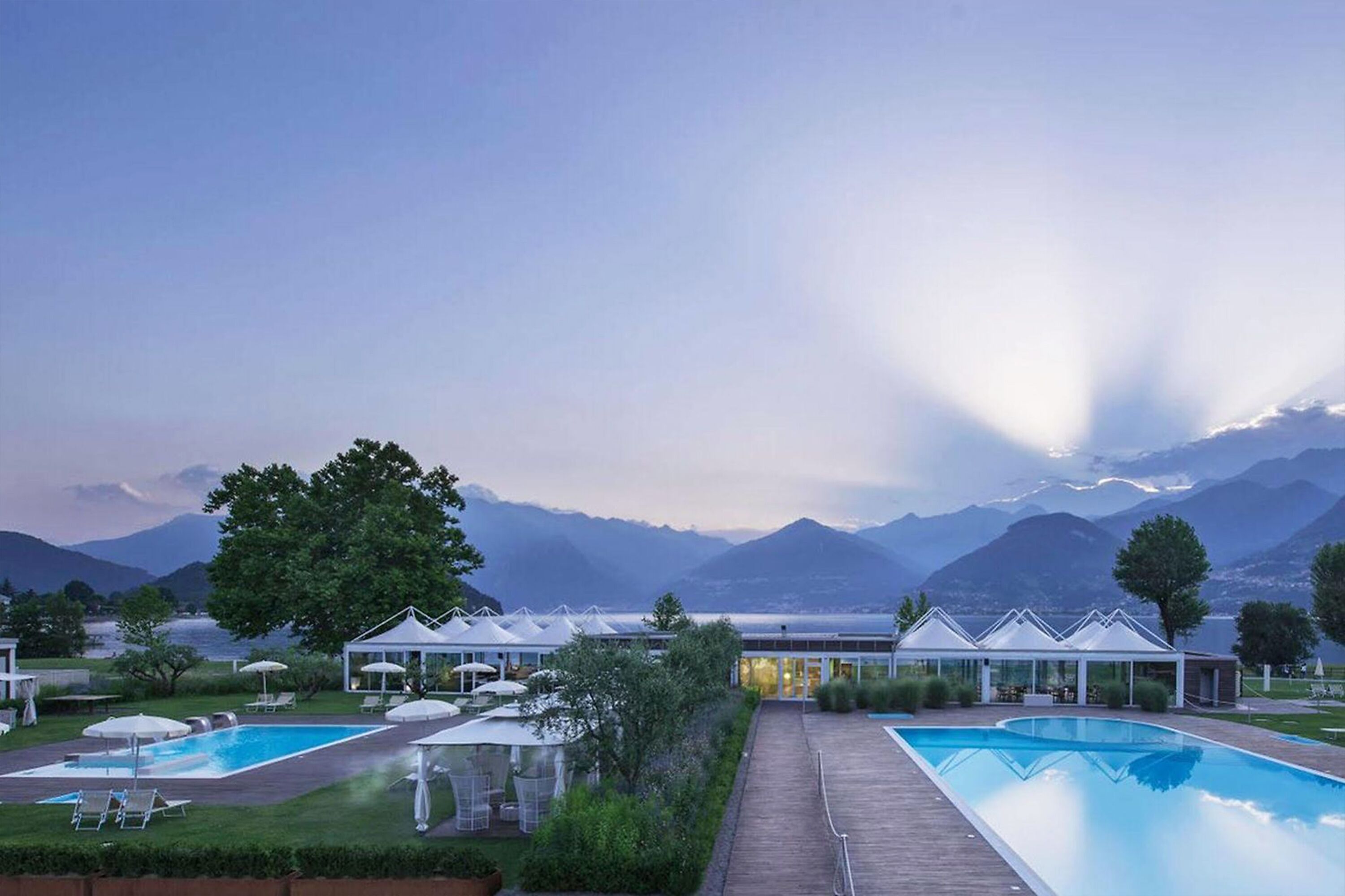 Un complexe hôtelier doté de deux piscines, d’espaces de détente et offrant une vue sur les montagnes.