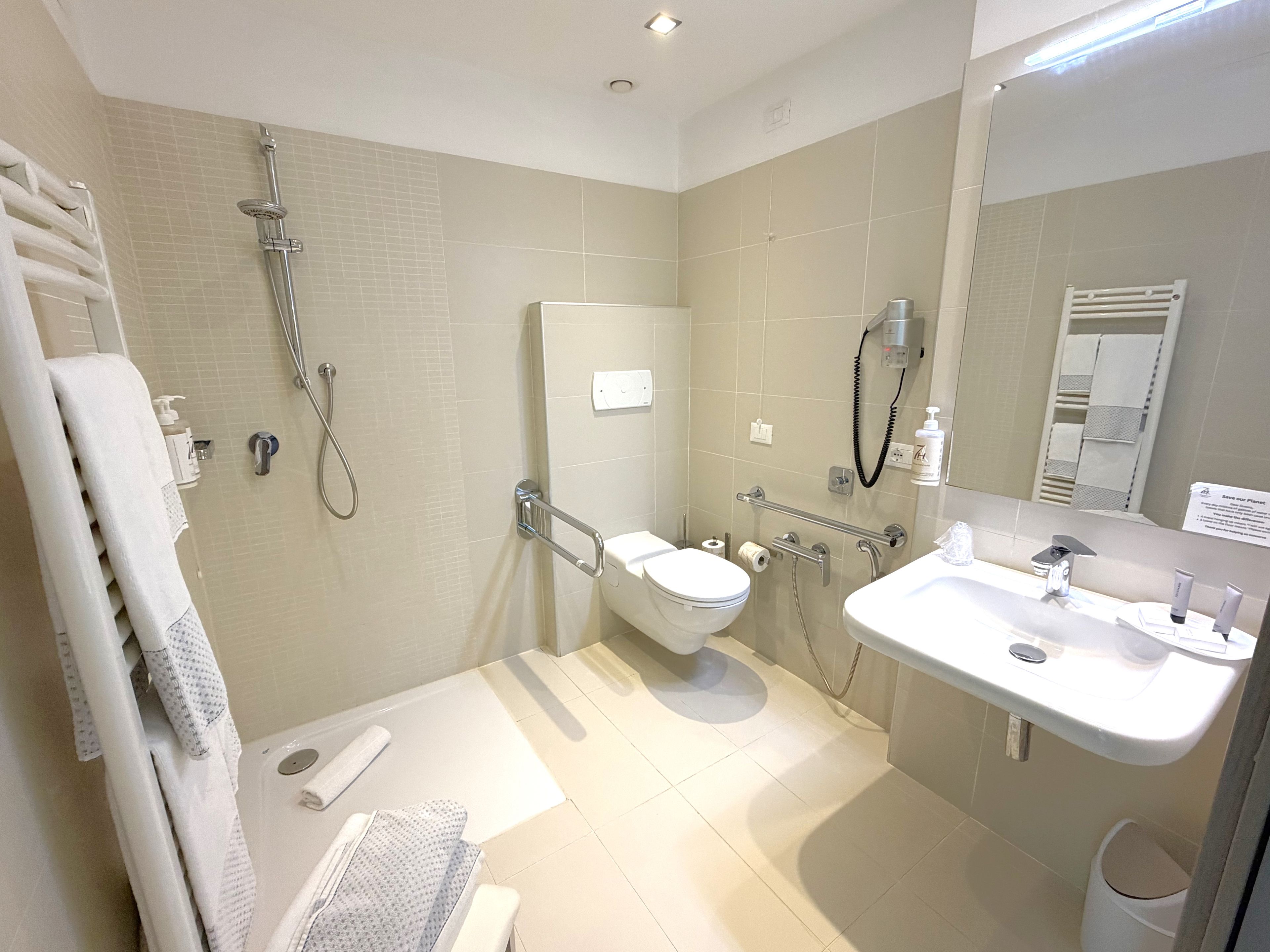 Une salle de bain moderne équipée d’une douche, de toilettes et d’un lavabo.