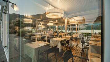 Middag serveres, utsikt mot stranden