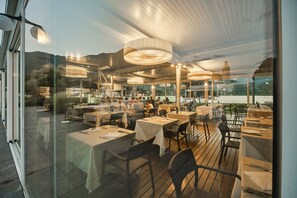 Dîner servi sur place, vue sur la plage