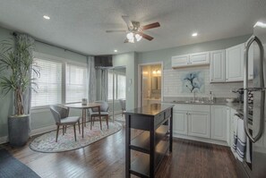 Fridge, microwave, oven, stovetop - East PLAZA Studio (Kansas City)