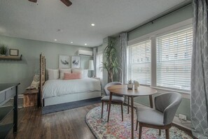 Iron/ironing board, free WiFi, bed sheets - East PLAZA Studio (Kansas City)