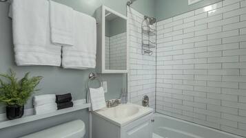 HÄrtork, handdukar, tvÄl och schampo