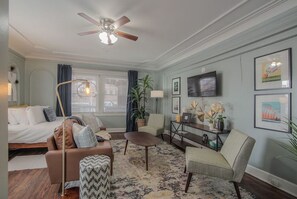 TV - Spacious Plaza Stay: 1bd/1ba (Kansas City)