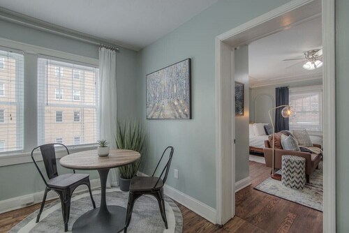 Spacious Plaza Stay: 1bd/1ba