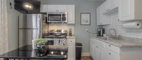 Réfrigérateur, four à micro-ondes, un four, surface de cuisson
