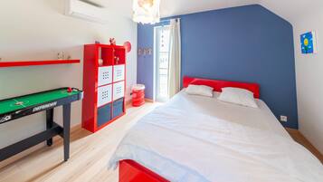 3 bedrooms, bed sheets