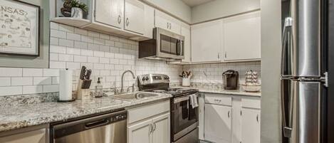 Réfrigérateur, micro-ondes, four, plaque de cuisson